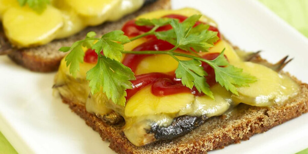 Горячие бутерброды со шпротами и сыром