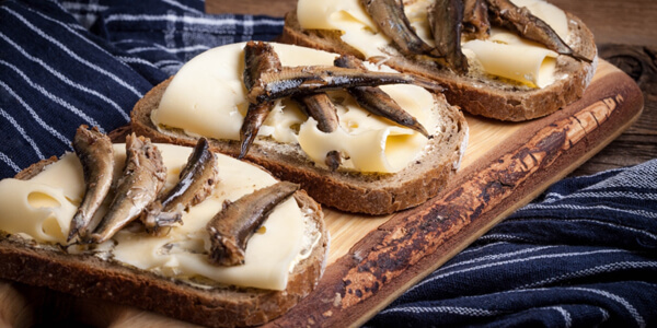 Бутерброды со шпротами и твёрдым сыром