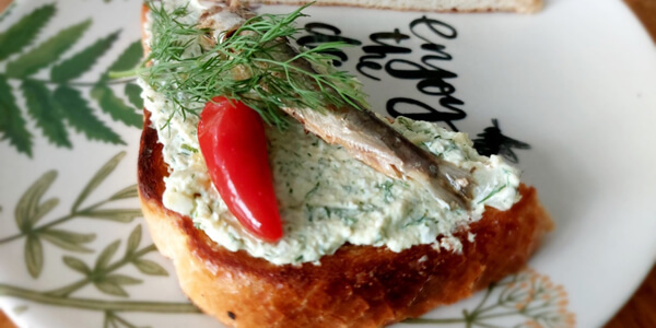 Бутерброды с шпротами и творожно-яичной намазкой
