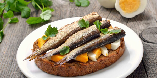 Бутерброды со шпротами и яйцом