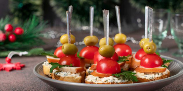 Канапе з копченою куркою, чері та оливками