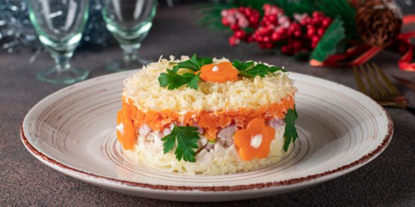 Листковий салат із куркою та сиром