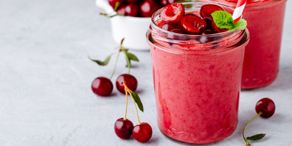 Смузи с черешней и клубникой: рецепт