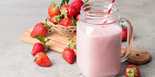 Смузи с клубникой, бананом, семенами чиа и арахисовой пастой: рецепт