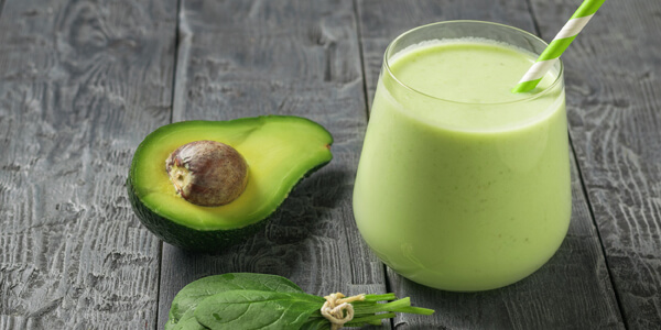 Смузи с авокадо, киви, йогуртом и шпинатом: рецепт
