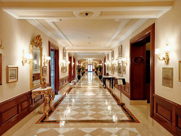 готель BANKHOTEL