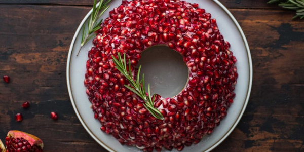 Лучшие новогодние салаты на Новый год — 2026: салат «Гранатовый браслет» с говядиной