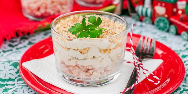 Салат с курицей, яблоками и грецкими орехами