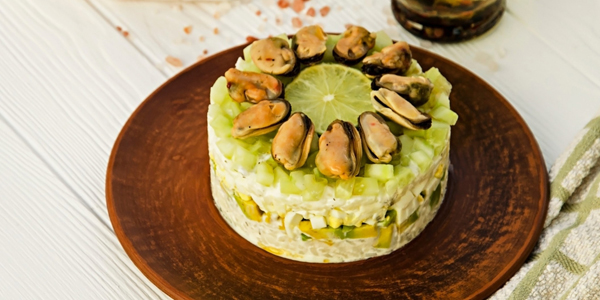 Салат с мидиями и рисом