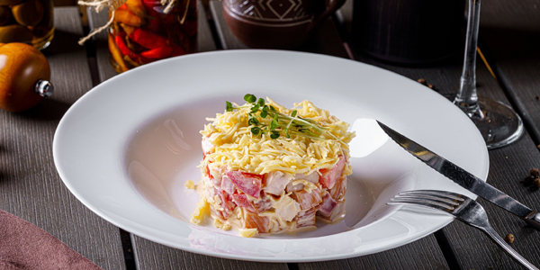 Салат «Кармен» с курицей и ветчиной