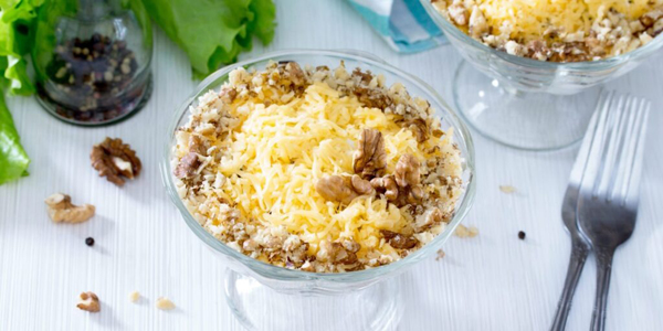 Лучшие салаты на Новый год — 2026: салат с копчёной курицей, ананасами и черносливом