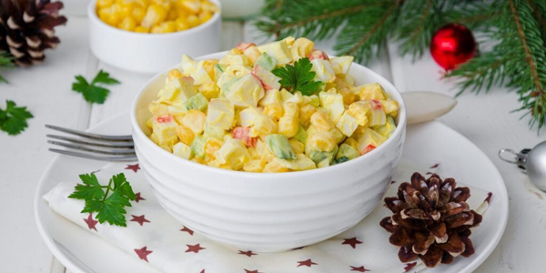 Лучшие салаты на Новый год — 2026: салат с крабовыми палочками, огурцами и кукурузой