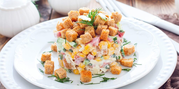 Лучшие салаты на Новый год — 2026: салат с кукурузой, колбасой и сухариками