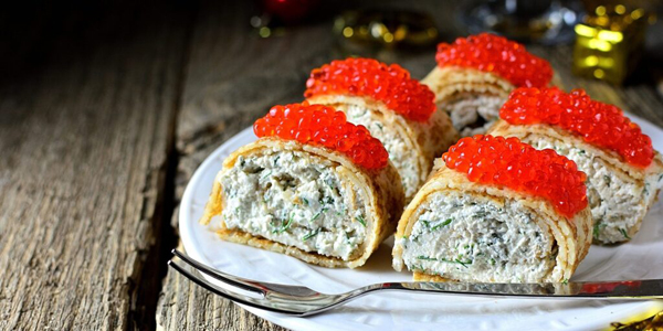 Фаршированные блины с творогом и красной икрой: рецепт