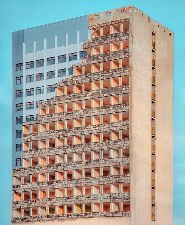 просто знесення старого готелю на тлі іншої будівлі