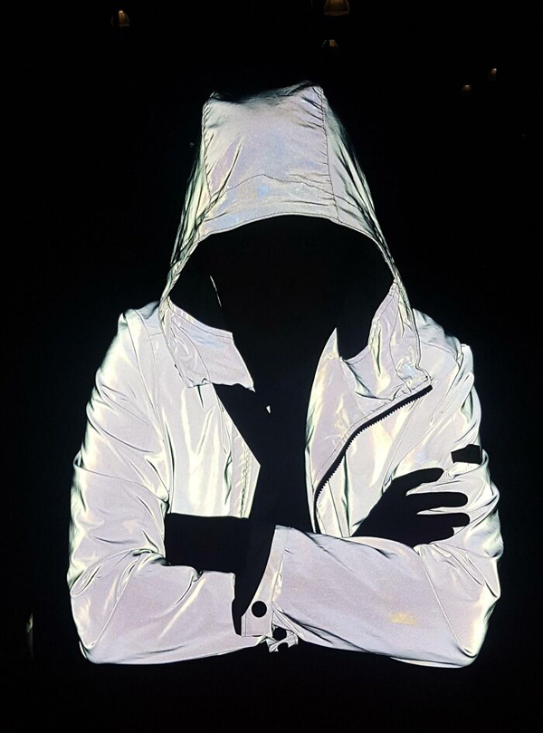 світловідбивна куртка на фото зі спалахом