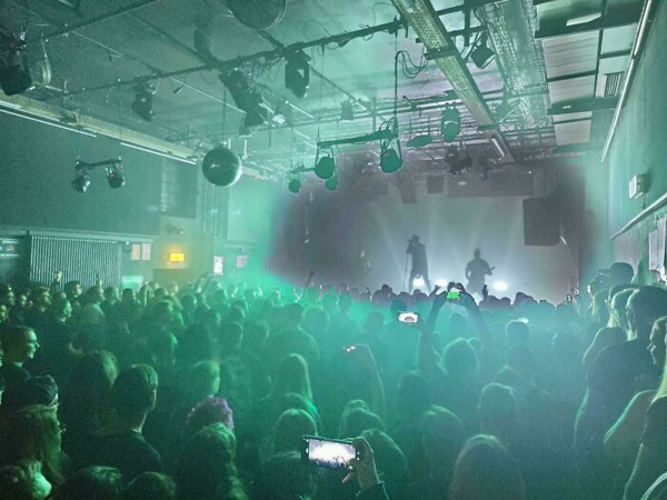 спіймала момент зміни світла на концерті