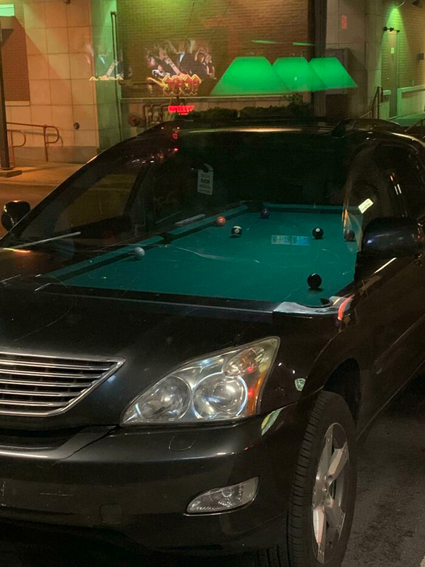 Відбиття більярдного стола в барі навпроти