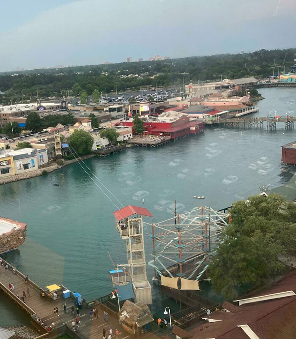 приклад із відбиттям парковки на склі кабінки колеса огляду