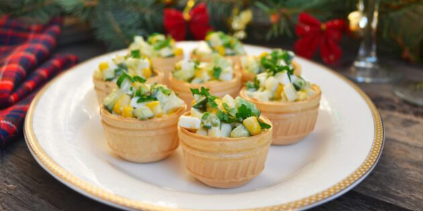 Рецепты на Новый год — 2026: тарталетки с кукурузой, яйцами и огурцом
