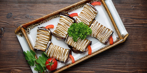 Рулетики з баклажанів із вареною куркою
