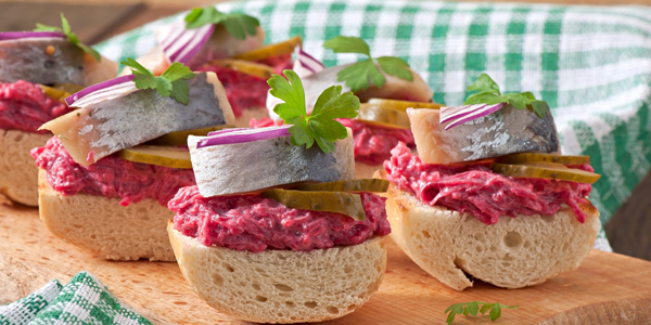 Бутерброды на Новый год с селёдкой и свёклой