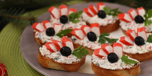 Бутерброды на Новый год с крабовыми палочками и фетой