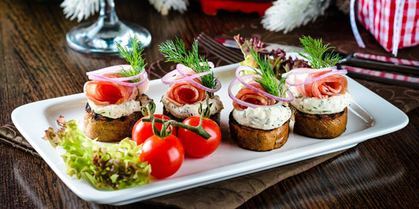 Бутерброды на Новый год с сыром, зеленью и беконом