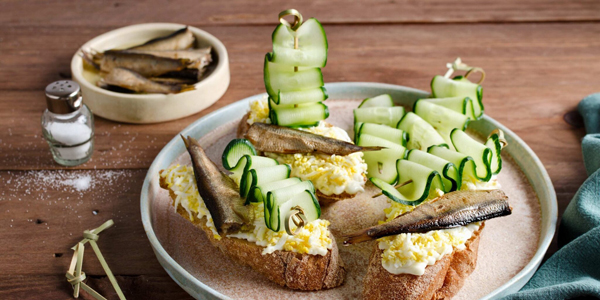 Бутерброды на Новый год со шпротами и свежими огурцами