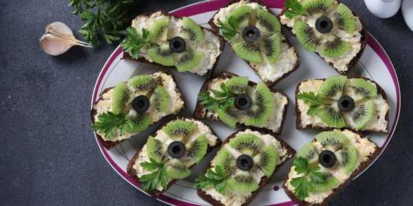 Бутерброды на Новый год с кальмарами и сыром