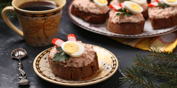 Бутерброды на Новый год с печенью трески и крабовыми палочками