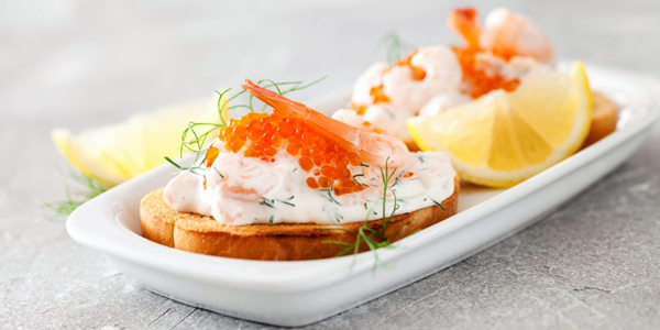 Бутерброды с креветками и красной икрой на Новый год