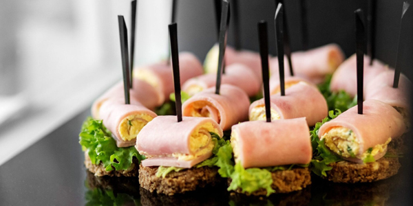 Бутерброды с рулетиками из ветчины на Новый год