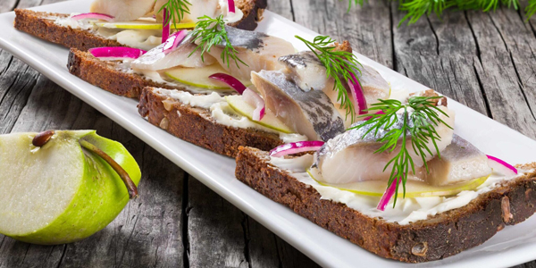 Бутерброды на Новый год с селёдкой, яблоком и сыром