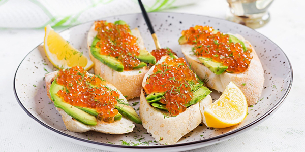 Бутерброды на Новый год с авокадо и красной икрой