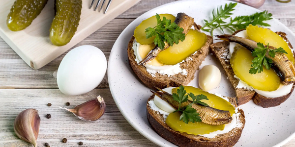 Бутерброды со шпротами и солёными огурцами на Новый год