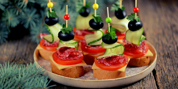 Бутерброды на Новый год с колбасой, маслинами и сыром
