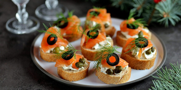 Бутерброды на Новый год с красной рыбой, каперсами и оливками
