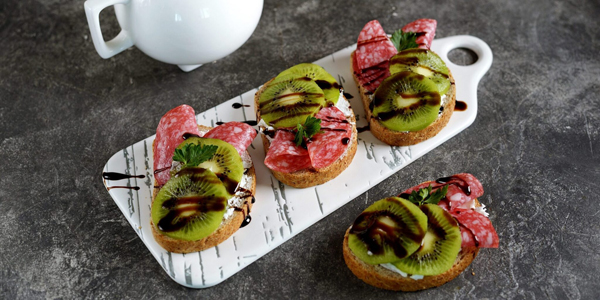 Бутерброды на Новый год с киви, колбасой и сливочным сыром