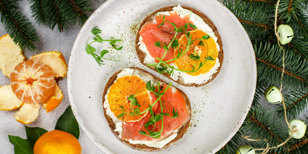 Бутерброды на Новый год с красной рыбой и мандаринами
