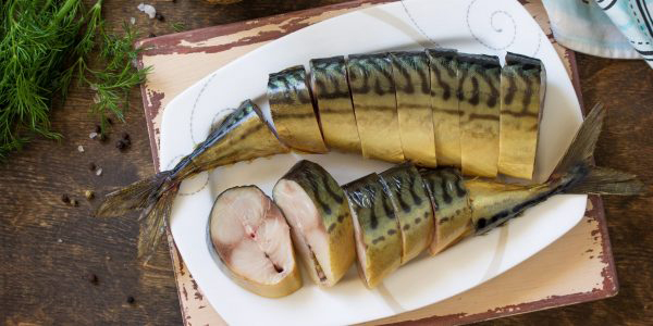 Как засолить скумбрию в рассоле из луковой шелухи и чая
