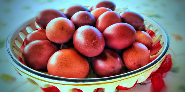 Как покрасить яйца в луковой шелухе