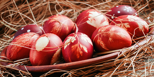 Покрасить яйца: При окрашивании луковой шелухой яйца можно сделать ещё более нарядными