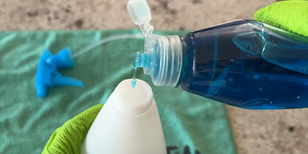 Приготовьте раствор с каплей средства для мытья посуды