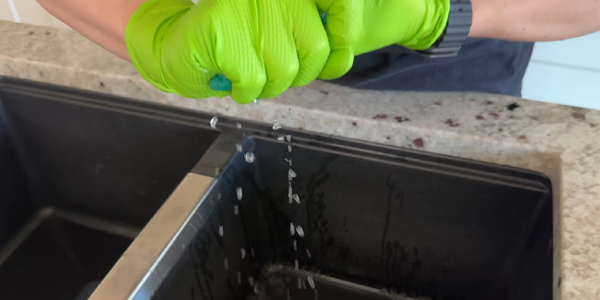 Смочите и отожмите микрофибру