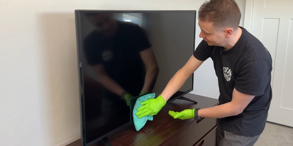 Протрите экран телевизора сухой микрофиброй