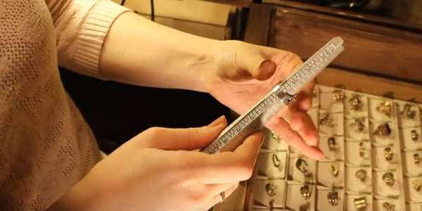 Как узнать размер кольца с помощью кольцемера