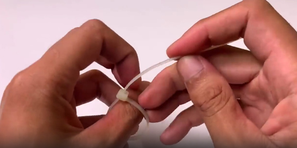 Как измерить палец с помощью хомута-стяжки