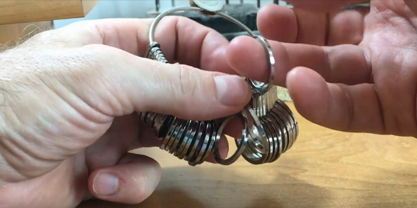 Как узнать размер кольца с помощью пальцемера