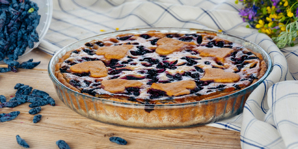 Пирог с жимолостью